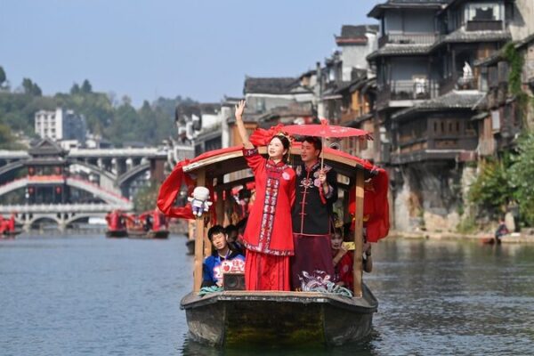 💕 100 Couples Tie the Knot in Grand Hunan Wedding Bash! 100 couples join collective wedding celebration in Hunan