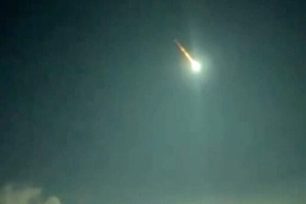 Asteroid Blazes Through Yakutia’s Night Sky 🌠 Asteroid lights up sky in Russia's remote Yakutia