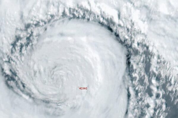 Bomb Cyclone Hits the U.S.: High Winds and Soaking Rains Lash the Coast 🌊🌪️ 'Bomb cyclone' brings high winds and soaking rain to U.S.