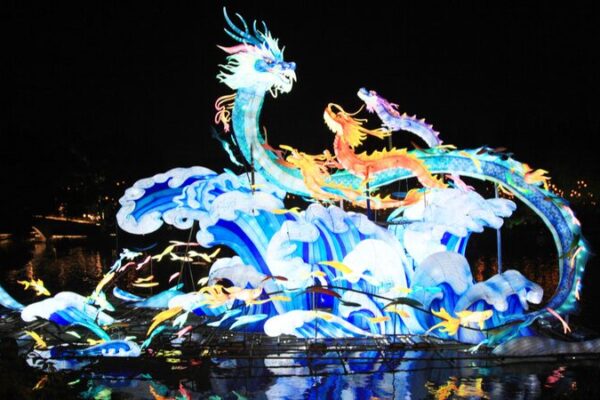 ✨ ‘China Chic’ Lanterns Light Up Nanjing’s Bailuzhou Park 🌟 'China chic' lanterns light up Bailuzhou Park in Nanjing