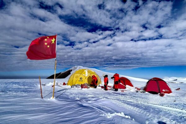 Chinese Scientists Drill Deepest Ice Core in Low and Mid-Latitudes 🌏❄️ Chinese scientists extract longest ice core in low, middle latitudes