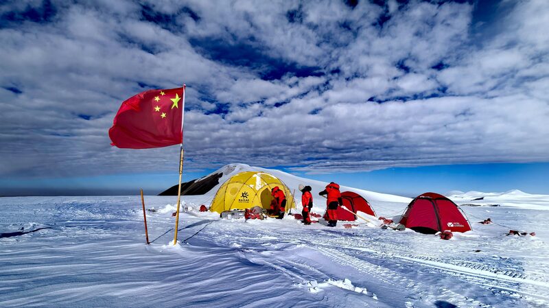 Chinese scientists extract longest ice core in low, middle latitudes