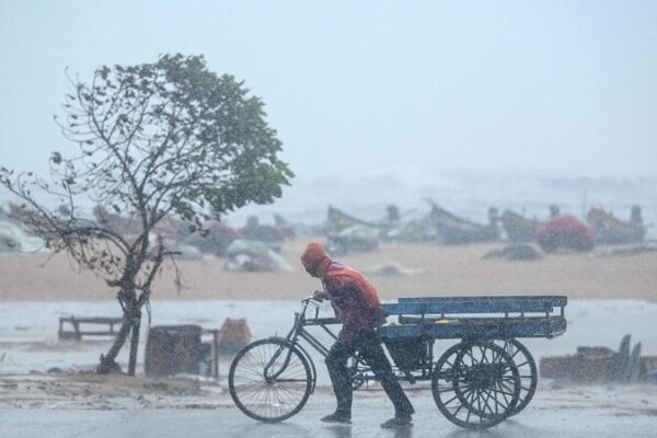 Cyclone Fengal Strikes India’s Coast: 3 Lives Lost Amid Heavy Rains 🌪️ Cyclone Fengal kills 3, brings heavy rain in India's coastal areas