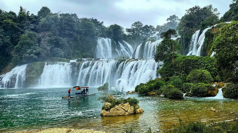 Detian_Falls_charms_tourists_in_Chongzuo - Namaste Headlines Detian Falls charms tourists in Chongzuo