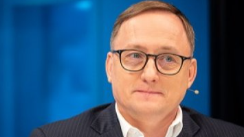 ECB’s Kazaks Signals Gradual Rate Cuts Ahead! 💰 ECB's Kazaks says gradual rate cuts 'base scenario'