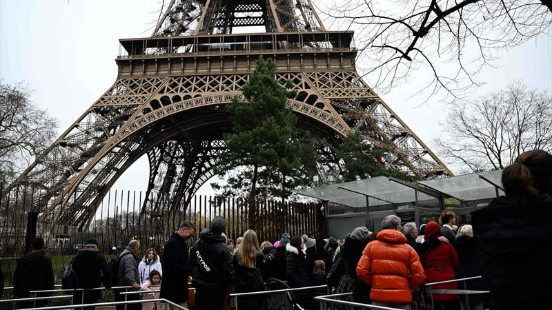 Eiffel_Tower_evacuated_after_fire_alarm_poster - Namaste Headlines Eiffel Tower evacuated after fire alarm video poster
