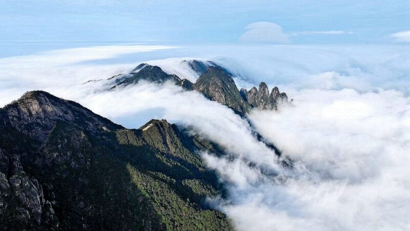 Flowing sea of clouds captivates visitors in Jiangxi