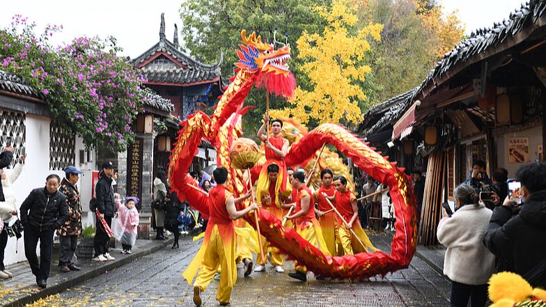 Folk activities showcase Spring Festival charm