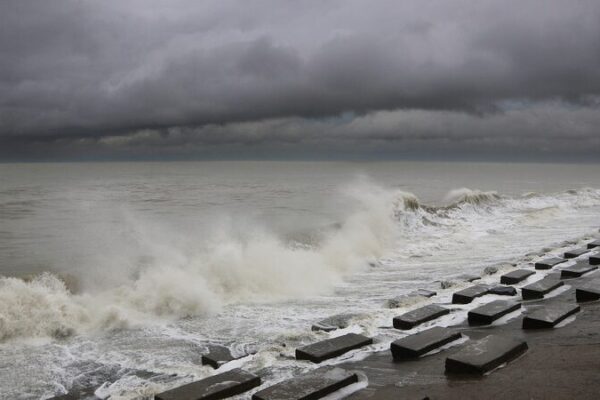 Heavy Rains Slam India as Cyclone Dana Makes Landfall 🌪️🌧️ Heavy rains batter India as Cyclone Dana makes landfall