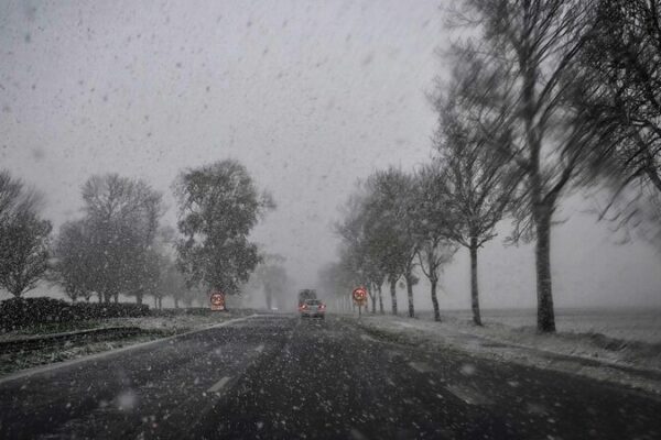 Surprise Snowstorm Freezes Western France: Power Cuts and Traffic Chaos! ❄️🚗 Heavy snowfall causes outage, traffic disruptions in western France