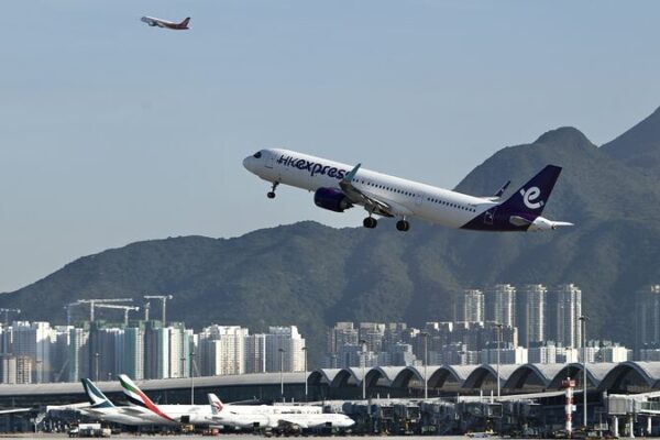 ✈️ Hong Kong’s New Three-Runway System Takes Flight! Hong Kong's three-runway system goes into operation
