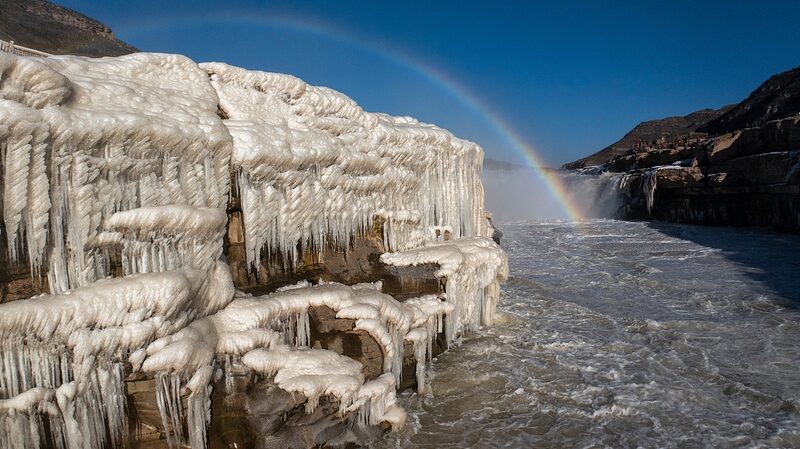 Hukou_Waterfall_wows_visitors_with_stunning_icy_views - Namaste Headlines Hukou Waterfall wows visitors with stunning icy views