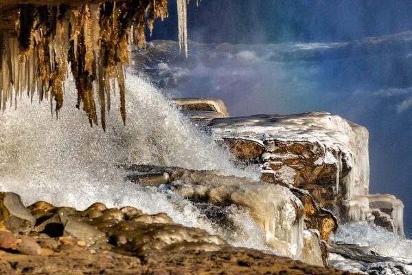 When Ice Meets Thunder: Hukou Waterfall’s Winter Spectacle Ice and roaring waters at Hukou Waterfall