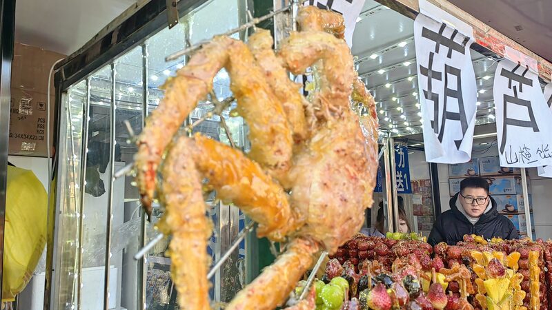Innovative tanghulu snacks draw customers in Harbin