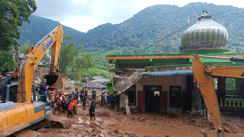 Landslide_and_flash_floods_hit_Indonesias_Sumatra_island_killing_16 - Namaste Headlines Landslide and flash floods hit Indonesia's Sumatra island, killing 16