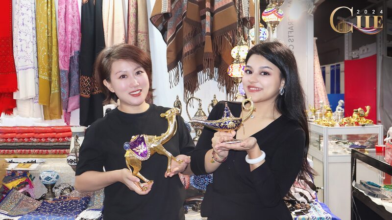 Live: Dazzling Arab handicrafts on display at 7th CIIE video poster