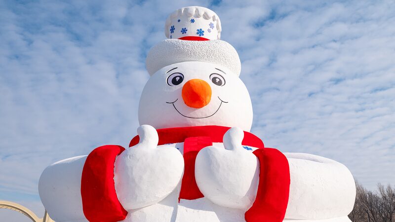 Live_Giant_snowman_welcomes_tourists_from_all_over_the_globe_poster - Namaste Headlines Live: Giant snowman welcomes tourists from all over the globe video poster