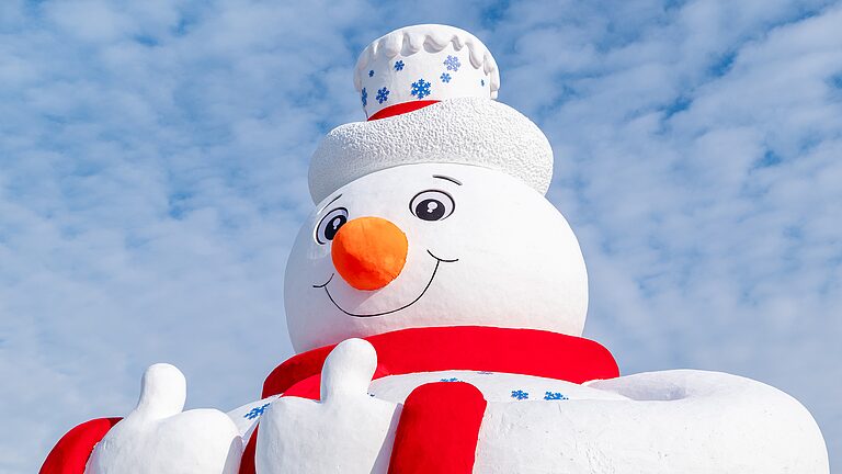 Live_Giant_snowman_welcomes_tourists_from_around_the_world_to_Harbin_poster - Namaste Headlines Live: Giant snowman welcomes tourists from around the world to Harbin video poster