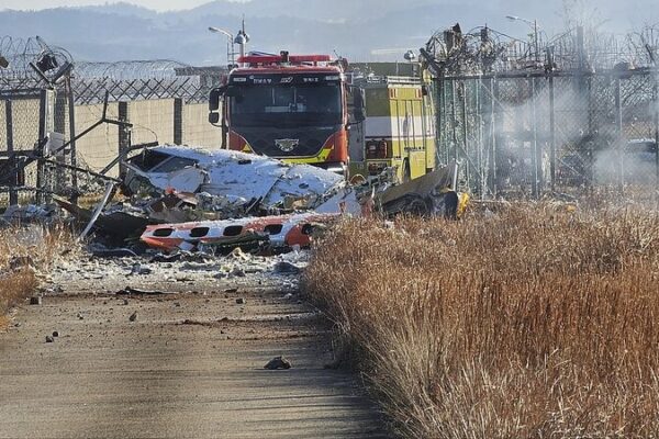 Update: Plane Incident Reported in South Korea 🇰🇷 Live: Plane carrying 181 crashes at South Korean airport video poster