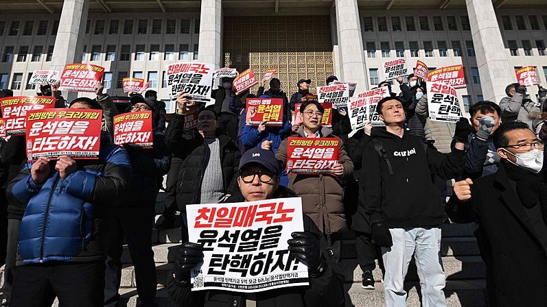 Live_Protesters_gather_in_front_of_parliament_in_Seoul_poster - Namaste Headlines Live: Protesters gather in front of parliament in Seoul video poster