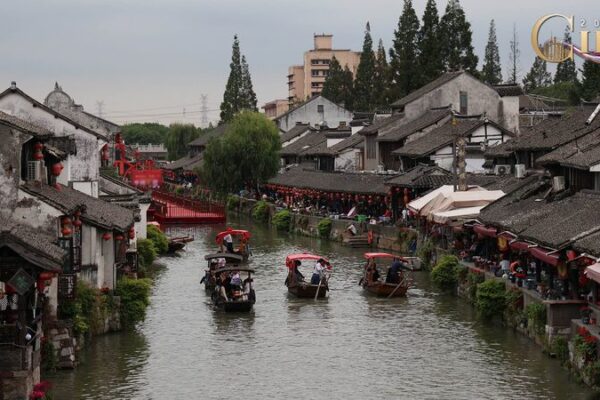 Discover Shanghai’s Ancient Town: Autumn’s Hidden Gem 🌟🍁 Live: Suburban Shanghai ancient town offers beautiful autumn scenery video poster