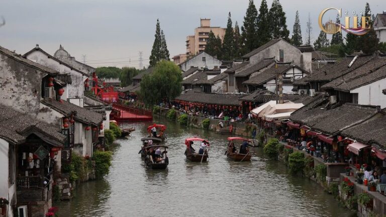 Live: Suburban Shanghai ancient town offers beautiful autumn scenery video poster
