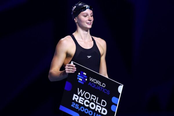 Teen Sensation Summer McIntosh Sets New 400m Freestyle World Record! 🏊♀️ McIntosh sets women's 400m freestyle world record