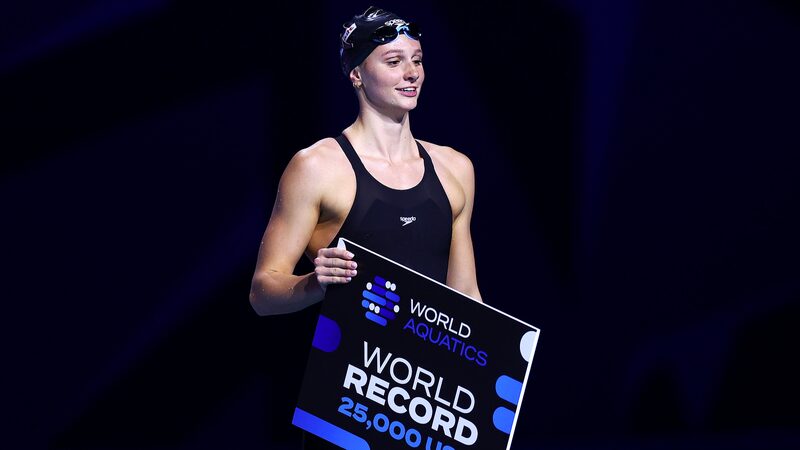 McIntosh sets women's 400m freestyle world record