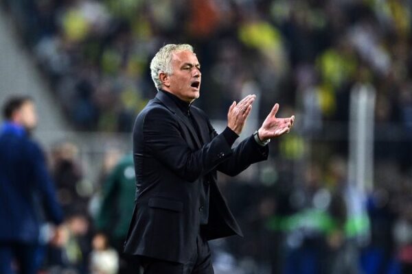 Mourinho Sees Red as Fenerbahçe Holds Man United to 1-1 Draw ⚽️ Mourinho gets red card as Fenerbahce hold United 1-1 in Europa League