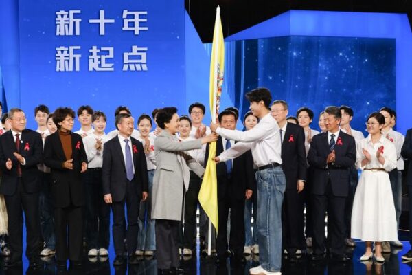 Peng Liyuan Urges Youth to Step Up in AIDS Prevention ❤️ Peng Liyuan calls for continued youth engagement in AIDS prevention