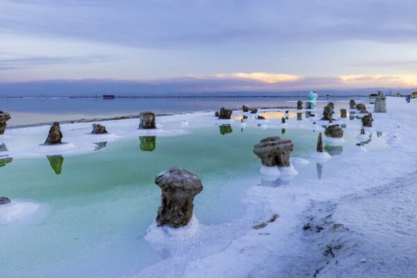 Qarhan Salt Lake’s Colorful Magic: A Spectacle You Can’t Miss! 🎨 Qarhan Salt Lake draws visitors with its stunning colors