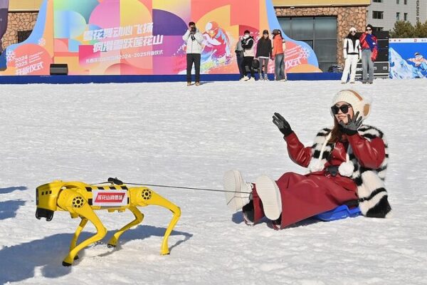 🐶🤖 Robotic Dogs Hit the Slopes: China’s Ski Resorts Go High-Tech! Robotic dogs go on duty at ski resort in China