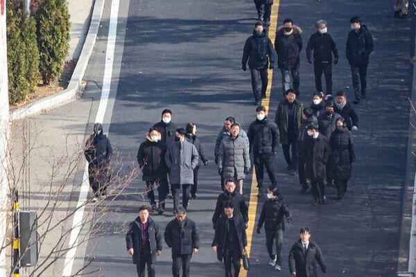 Investigators Leave Yoon’s Residence After Failed Arrest Attempt in South Korea 🚨 S. Korean investigators leave Yoon's residence after arrest failure