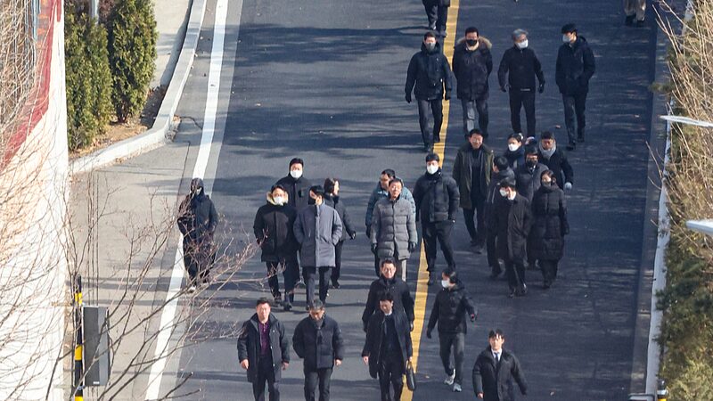 S_Korean_investigators_leave_Yoons_residence_after_arrest_failure - Namaste Headlines S. Korean investigators leave Yoon's residence after arrest failure