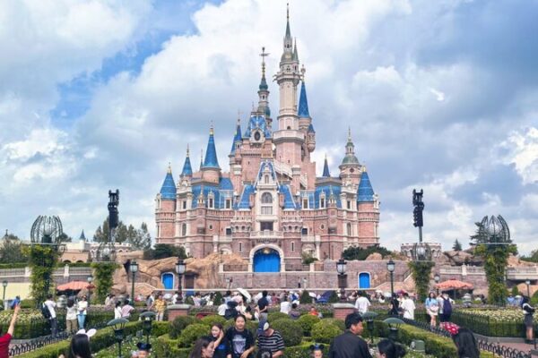 Dive into Magic: Shanghai Disneyland’s Fairytale Adventures Await! 🌟 Shanghai Disneyland: A sea of joy in a fairytale world