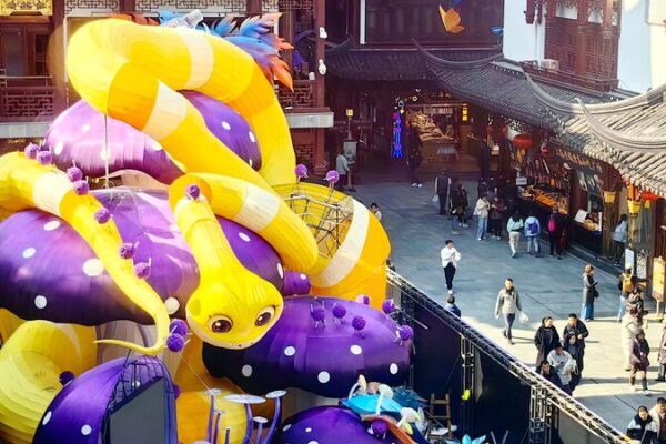 Shanghai’s Yuyuan Garden Lights Up with Spectacular Snake Lantern! 🐍✨ Snake-shaped lantern installation set up at Yuyuan Garden in Shanghai