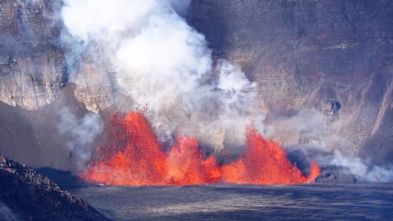 Stunning videos show Hawaii's Kilauea volcano erupting video poster