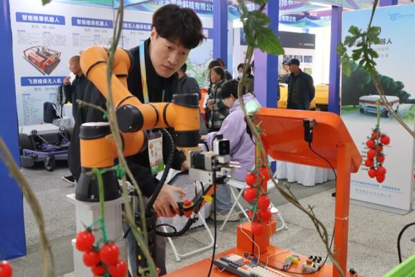 🍅 Robo-Harvester Wows Crowd at China’s Hi-Tech Agricultural Fair Tomato-picking robot stands out at agricultural hi-tech fair in China