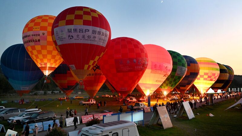 Tourists_enjoy_romance_of_hot_air_balloons_in_Zhejiang - Namaste Headlines Tourists enjoy romance of hot air balloons in Zhejiang