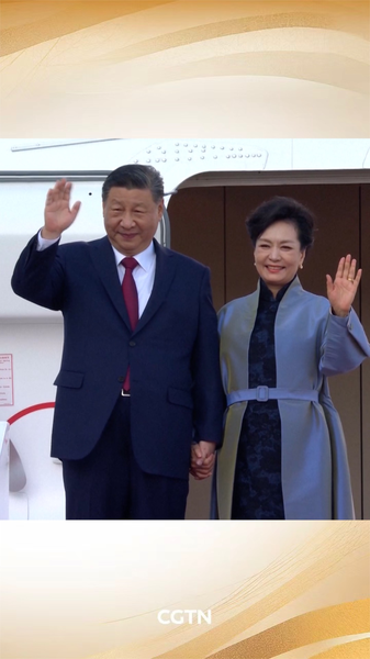 Warm_Moments_President_Xi_Jinping_holding_hands_with_Peng_Liyuan_poster - Namaste Headlines Warm Moments: President Xi Jinping holding hands with Peng Liyuan video poster