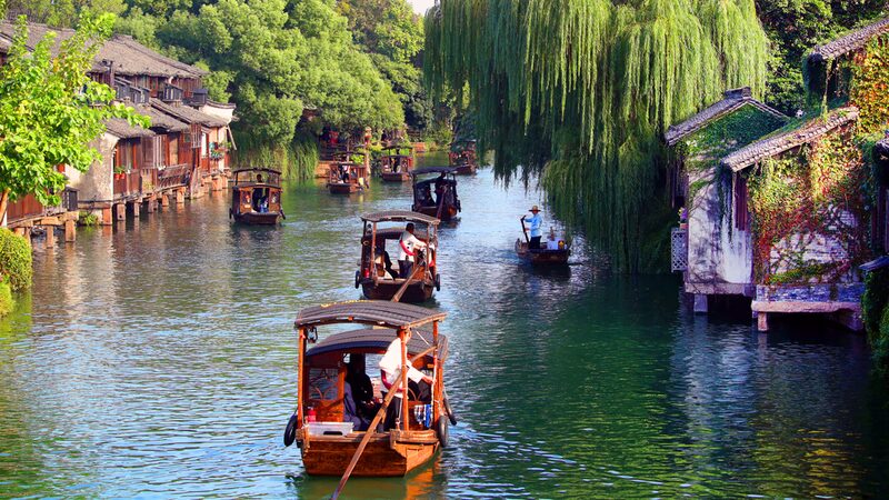 Wuzhen awash with autumn visitors as theater festival kicks off