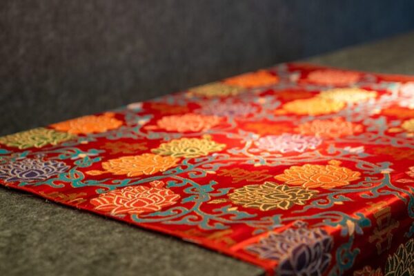 Yunjin Brocade: The Ancient Fabric Rocking Modern Fashion! 🎉 Yunjin brocade: A treasure on the international fashion stage