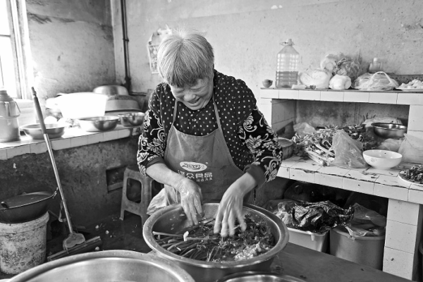 72-Year-Old Shandong Restaurateur Clears 2M Yuan Debt, Inspires Resilience 72_Year_Old_Shandong_Restaurateur_Clears_2M_Yuan_Debt__Inspires_Resilience