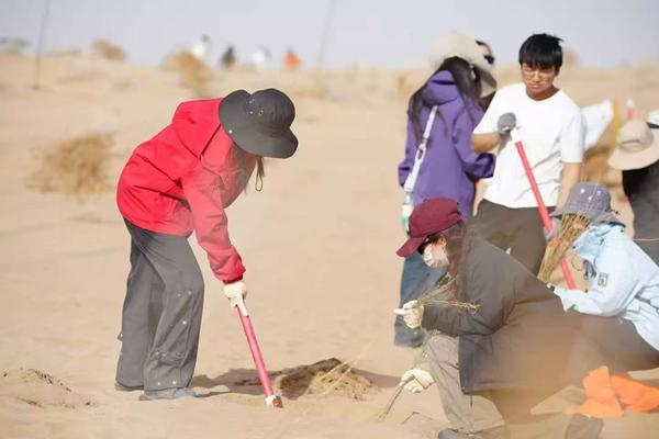 Gen-Z’s 1,500km Green Quest in Gansu Desert Gen_Z_s_1_500km_Green_Quest_in_Gansu_Desert