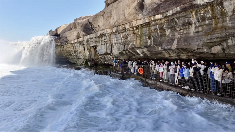 Hukou_Waterfall_Shines_as_Visitors_Flock_for_Qingming_Festival video poster