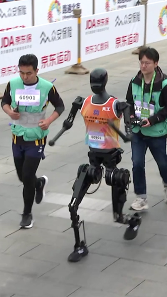 Humanoid_Robots_Steal_the_Show_in_Beijing_s_Half_Marathon_ video poster