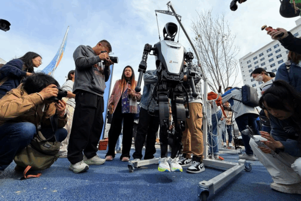 Humans & Robots Hit the Track in a Revolutionary Half-Marathon Humans___Robots_Hit_the_Track_in_a_Revolutionary_Half_Marathon