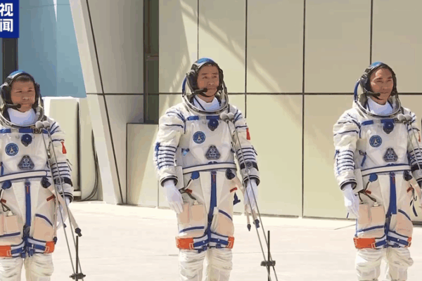 Shenzhou_20_Astronauts_Get_a_Heartfelt_Send_Off video poster