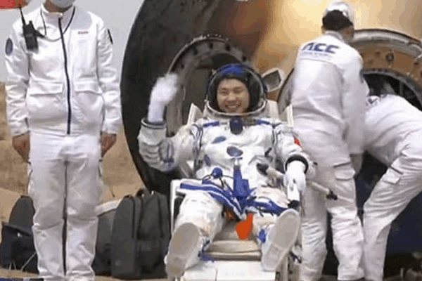 Song Lingdong Exits Shenzhou-19 Capsule After Dongfeng Landing Song_Lingdong_Exits_Shenzhou_19_Capsule_After_Dongfeng_Landing video poster