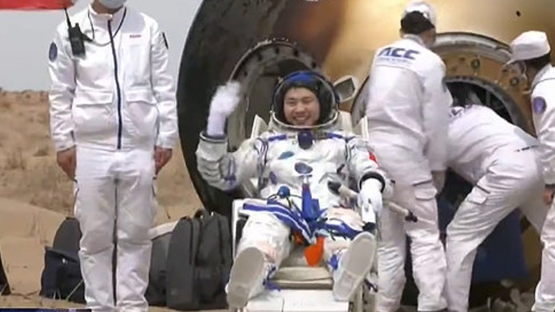 Song_Lingdong_Exits_Shenzhou_19_Capsule_After_Dongfeng_Landing video poster